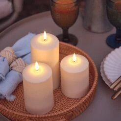 3 Bougies D'Extérieur à LED TruGlow® Avec Télécommande 20 3 Bougies D'Extérieur à LED TruGlow® Avec Télécommande -Boutique De Noël 3 bougies dexterieur a led truglow sur une table