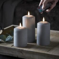 Lot De 3 Bougies Piliers TruGlow® Grises à LED Télécommandées 10 Lot De 3 Bougies Piliers TruGlow® Grises à LED Télécommandées -Boutique De Noël CA19008 Lot de 3 Bougies TruGlow Grises Telecommandees