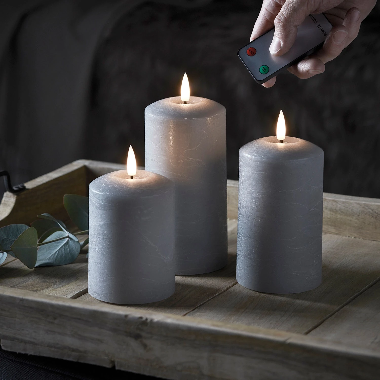 Lot De 3 Bougies Piliers TruGlow® Grises à LED Télécommandées 5 Lot De 3 Bougies Piliers TruGlow® Grises à LED Télécommandées – Image 5