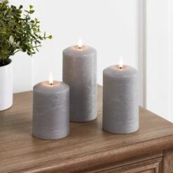 Lot De 3 Bougies Piliers TruGlow® Grises à LED Télécommandées 9 Lot De 3 Bougies Piliers TruGlow® Grises à LED Télécommandées -Boutique De Noël CA19008 Lot de 3 Bougies TruGlow Grises p1