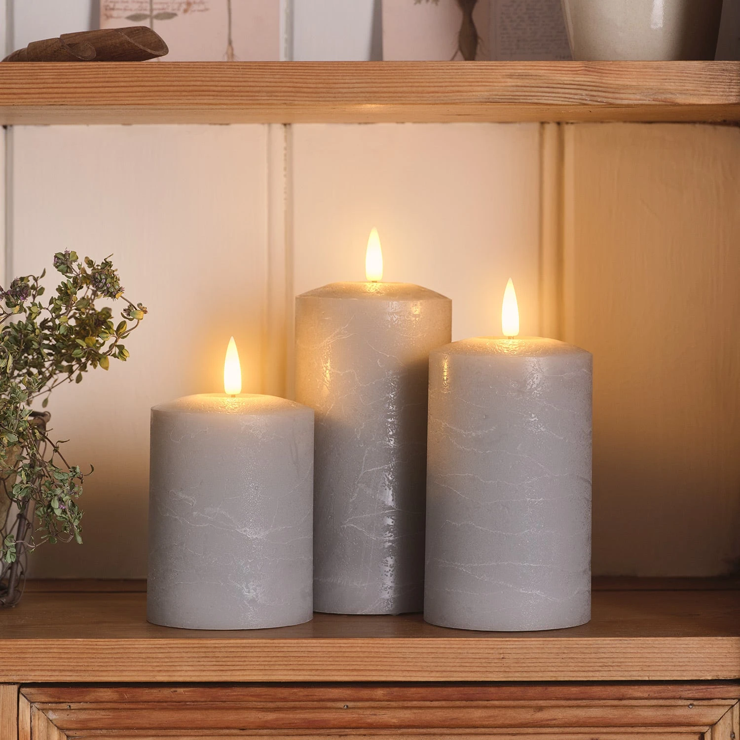 Lot De 3 Bougies Piliers TruGlow® Grises à LED Télécommandées 1 Lot De 3 Bougies Piliers TruGlow® Grises à LED Télécommandées