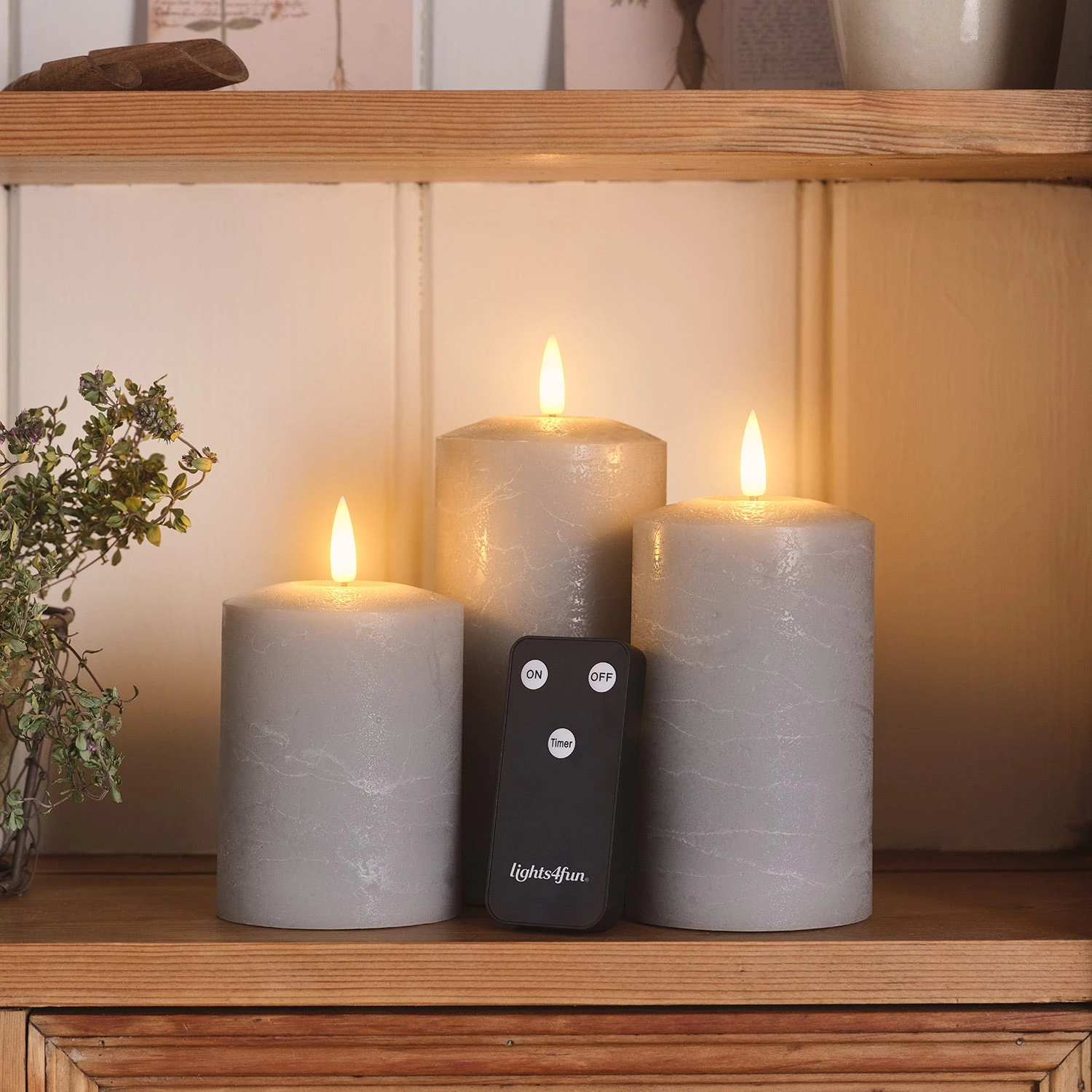 Lot De 3 Bougies Piliers TruGlow® Grises à LED Télécommandées 2 Lot De 3 Bougies Piliers TruGlow® Grises à LED Télécommandées – Image 2