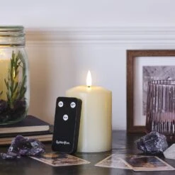 Bougie Pilier TruGlow® à LED De 10cm Avec Télécommande 8 Bougie Pilier TruGlow® à LED De 10cm Avec Télécommande -Boutique De Noël CA19009 bougie pilier truglow a led de 10cm 1 1