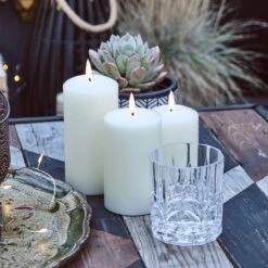 3 Bougies D'Extérieur à LED TruGlow® Avec Télécommande 31 3 Bougies D'Extérieur à LED TruGlow® Avec Télécommande -Boutique De Noël CA20004 lot 3 bougies exterieure led truglow jardin p3