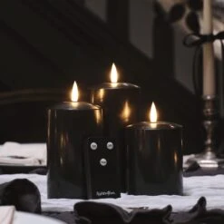 3 Bougies Piliers TruGlow® Noires à LED -Boutique De Noël CA22045 3 bougies piliers truglow noires a led avec telecommande