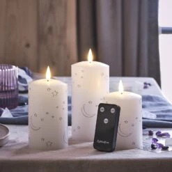 3 Bougies Piliers TruGlow® à Motif Lunes Et Étoiles 7 3 Bougies Piliers TruGlow® à Motif Lunes Et Étoiles -Boutique De Noël CA24003 3 bougies piliers truglow a motif lunes et etoiles avec telecommande