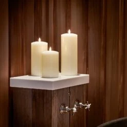 Lot De 3 Bougies Cierges à LED TruGlow® 19 Lot De 3 Bougies Cierges à LED TruGlow® -Boutique De Noël D CA1902012 Lot de 3 bougies cierges TruGlow sur commode 1