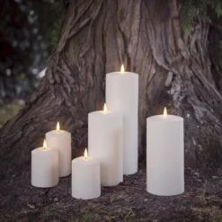 6 Bougies D'Extérieur à LED TruGlow® 8 6 Bougies D'Extérieur à LED TruGlow® -Boutique De Noël D CA20004CA21006 6 bougies dexterieur a led truglow sous un arbre