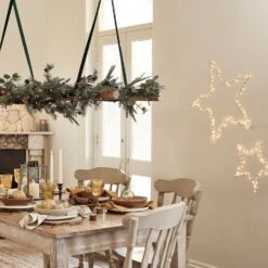 Guirlande De Noël Sapin, Pommes De Pin Et Glands Pré-illuminée De 1,5 M -Boutique De Noël D GA21017 Lot Guirlande de Noel Sapin Pommes de Pin et Glands d 1 50m et Micro LED vue table d829732d 17f0 47bd 968b 3aa3cab411e6