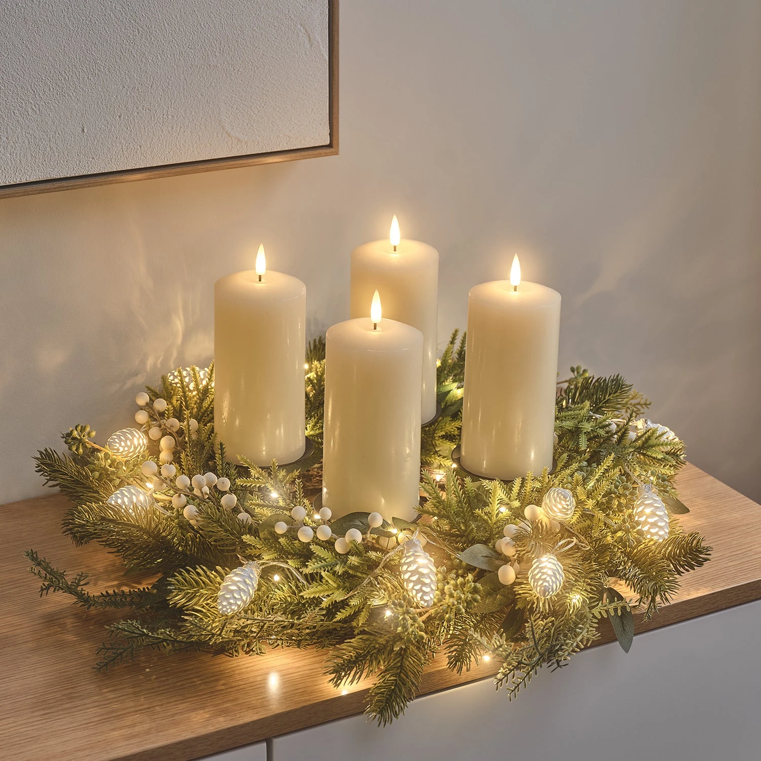 Couronne Aux Baies Blanches Avec Bougies TruGlow®, Porte-Bougie Et Guirlande Lumineuse – Centre De Table Festif 1 Couronne Aux Baies Blanches Avec Bougies TruGlow®, Porte-Bougie Et Guirlande Lumineuse – Centre De Table Festif