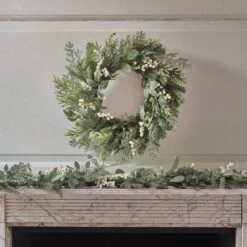 Lot Couronne Et Guirlande Pré-éclairées En Eucalyptus Et Baies Blanches -Boutique De Noël D LL WR25010GA guirlande et couronne pre eclairees en eucalyptus et baies blanches 3