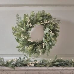 Lot Couronne Et Guirlande Pré-éclairées En Eucalyptus Et Baies Blanches -Boutique De Noël D LL WR25010GA guirlande et couronne pre eclairees en eucalyptus et baies blanches 4