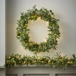 Guirlande De Noël Pré-éclairée En Gui Et Eucalyptus De 2 M 5 Guirlande De Noël Pré-éclairée En Gui Et Eucalyptus De 2 M -Boutique De Noël D LL WRGA24012 guirlande avec la couronne assortie