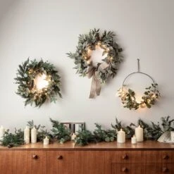 Couronne De Noël Eucalyptus Et Baies De 35cm Avec Guirlande Lumineuse à Micro LED 7 Couronne De Noël Eucalyptus Et Baies De 35cm Avec Guirlande Lumineuse à Micro LED -Boutique De Noël D WR1903 Couronne Noel Metallique Feuillage Avec Micro LED Mur P4