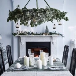 Lot De 3 Boules De Noël Lumineuses En Céramique 7 Lot De 3 Boules De Noël Lumineuses En Céramique -Boutique De Noël D3 LL20055 3 boules lumineuses de noel en ceramique sur table