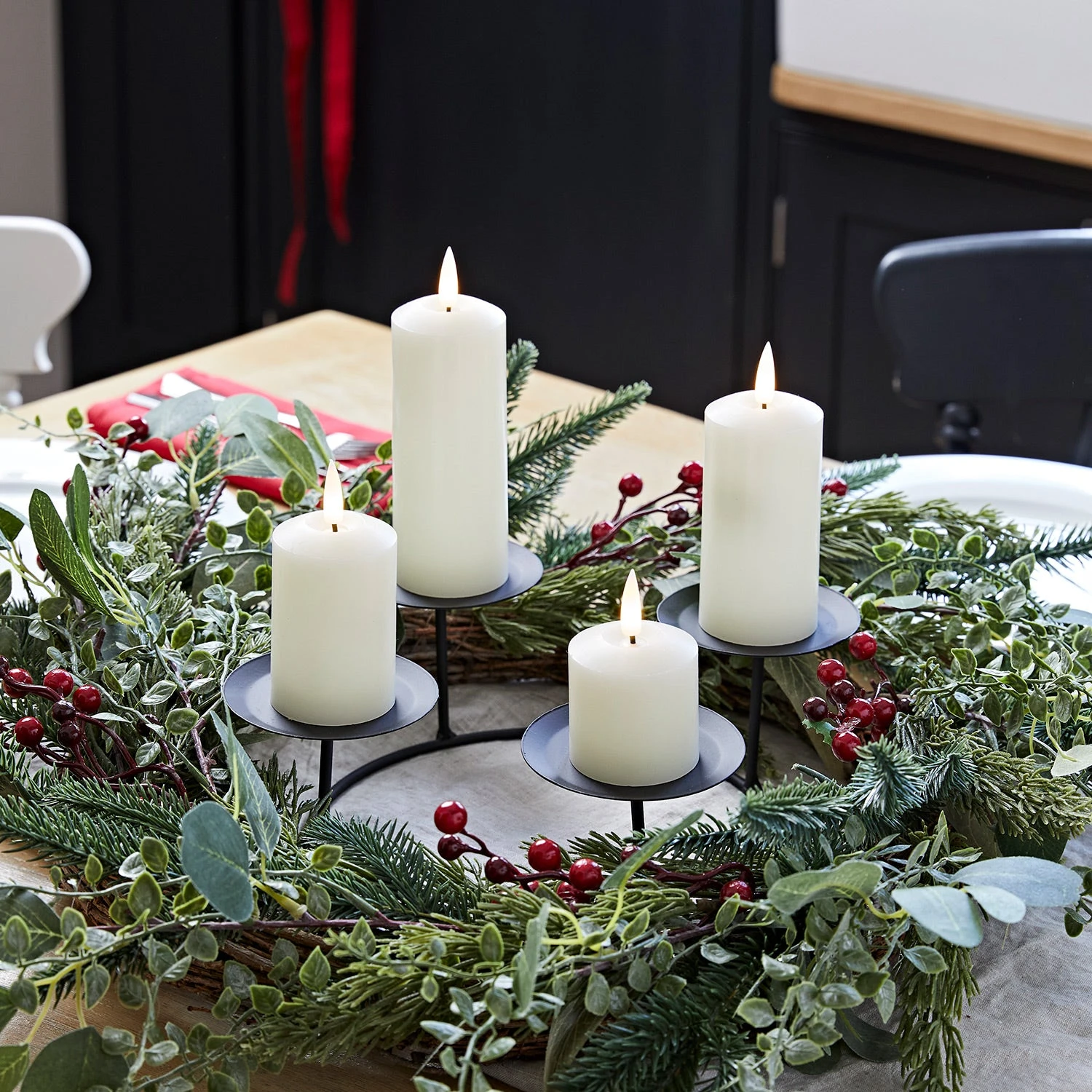 Couronne De L'Avent Pin Et Baies Rouges Avec Bougies Fines TruGlow® Ivoires 1 Couronne De L'Avent Pin Et Baies Rouges Avec Bougies Fines TruGlow® Ivoires