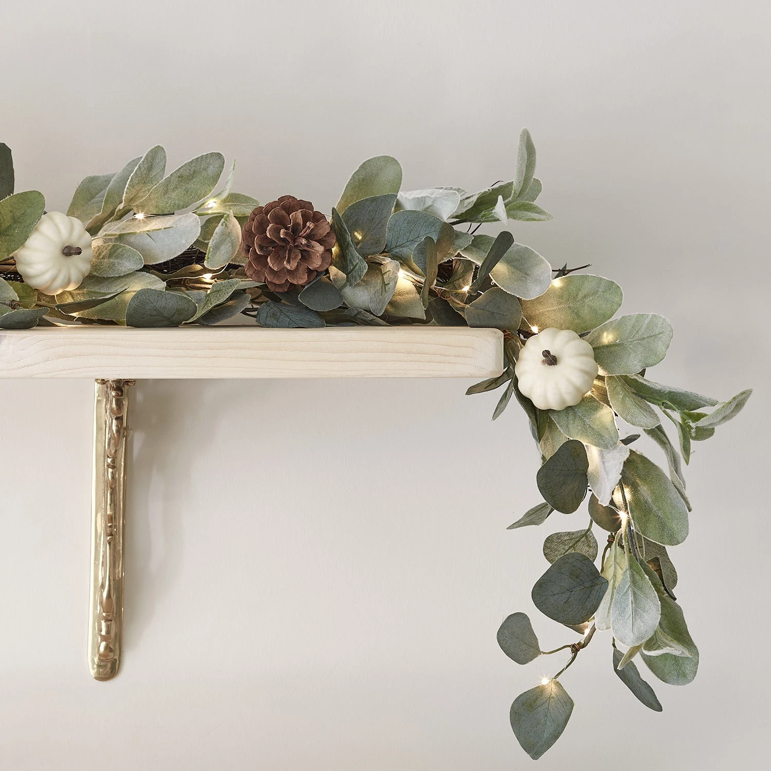 Lot Guirlande Automnale Citrouilles Et Pommes De Pin D'1,50 M Et Micro LED 1 Lot Guirlande Automnale Citrouilles Et Pommes De Pin D'1,50 M Et Micro LED