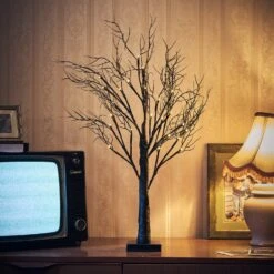 Décoration D'Halloween Arbre Lumineux De 70 Cm -Boutique De Noël HA24026 arbre lumineux pose sur une table a tele