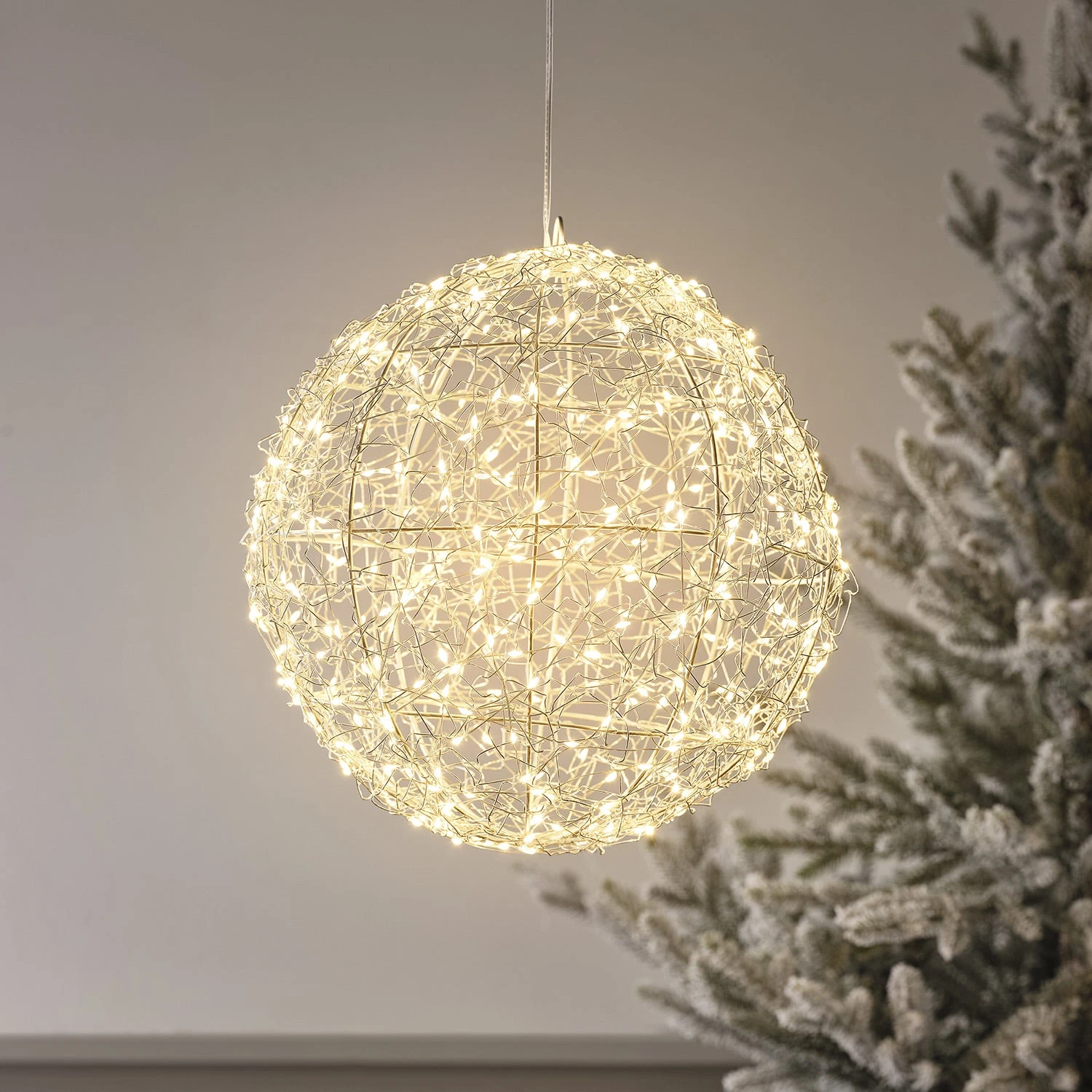 Boule Lumineuse Argentée à Suspendre De 28 Cm,à 400 LED Blanc Chaud 1 Boule Lumineuse Argentée à Suspendre De 28 Cm,à 400 LED Blanc Chaud
