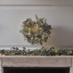 Couronne En Forme De Cœur Pré-illuminée Aux Baies Pourpres 9 Couronne En Forme De Cœur Pré-illuminée Aux Baies Pourpres -Boutique De Noël L4F25010 couronne en forme de coeur pre illuminee aux baies pourpres 5