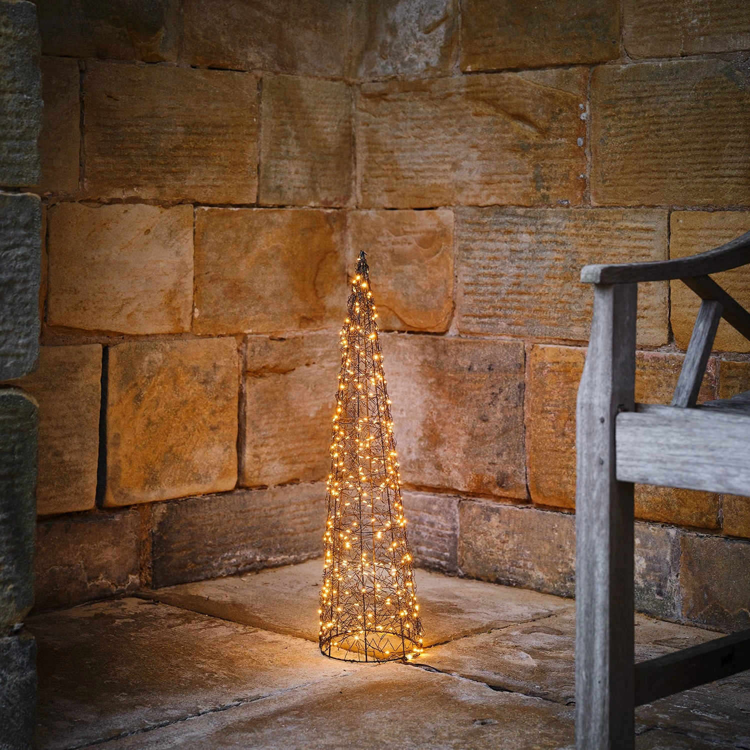 Duo De Cônes Lumineux En Fil Métallique De 80 Cm Et 60 Cm 5 Duo De Cônes Lumineux En Fil Métallique De 80 Cm Et 60 Cm – Image 5