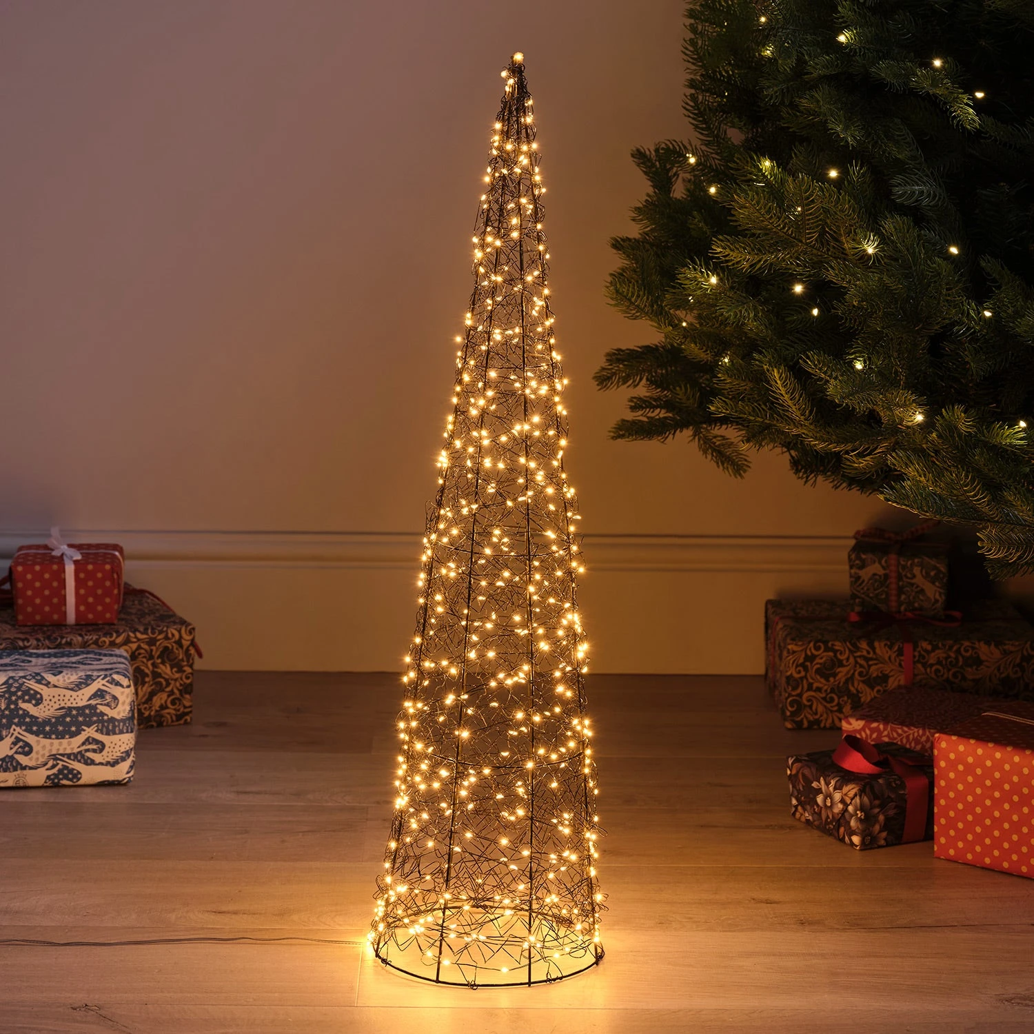 Duo De Cônes Lumineux En Fil Métallique De 80 Cm Et 60 Cm 2 Duo De Cônes Lumineux En Fil Métallique De 80 Cm Et 60 Cm – Image 2