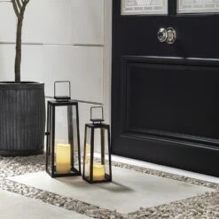 Lot De 2 Lanternes Lumineuses Pour Extérieur En Métal -Boutique De Noël LA18012 2 Metal Outdoor Battery Lanterns Frontdoor P2