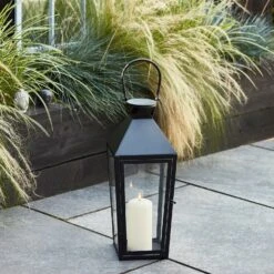 Lanterne Extérieure Noire Cairns Avec Bougie TruGlow® -Boutique De Noël LA20021 lanterne exterieure en metal noir avec bougies TruGlow dans patio p1