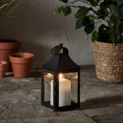 Lanterne De Jardin Albury De 25 Cm Avec Bougie TruGlow® Et Télécommande -Boutique De Noël LA22006 Lanterne de Jardin Albury avec Bougie TruGlow allumee 1