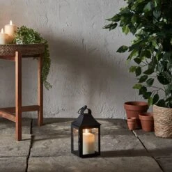 Petite Lanterne De Jardin De 25 Cm Avec Bougie TruGlow® 6 Petite Lanterne De Jardin De 25 Cm Avec Bougie TruGlow® -Boutique De Noël LA22006 Lanterne de Jardin Albury avec Bougie TruGlow allumee 3 34dbf0bf 09cf 4948 bf2f 0af2074cd6c9