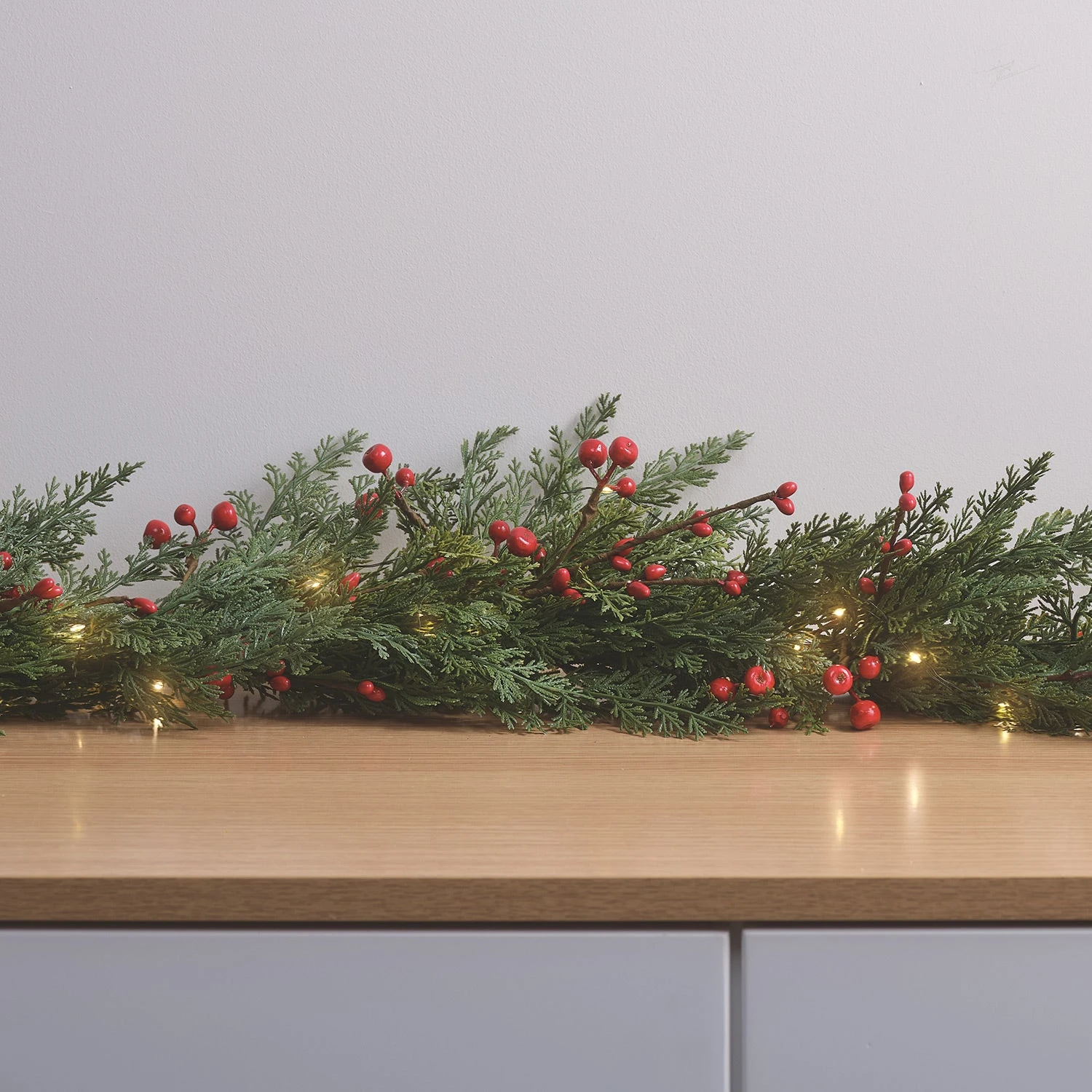 Guirlande De Noël Pré-éclairée Aux Baies Rouges 1 Guirlande De Noël Pré-éclairée Aux Baies Rouges