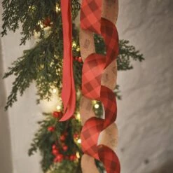 Guirlande De Noël Pré-éclairée Aux Baies Rouges 11 Guirlande De Noël Pré-éclairée Aux Baies Rouges -Boutique De Noël LL GA25009 guirlande de noel pre eclairee aux baies rouges vue rapprochee