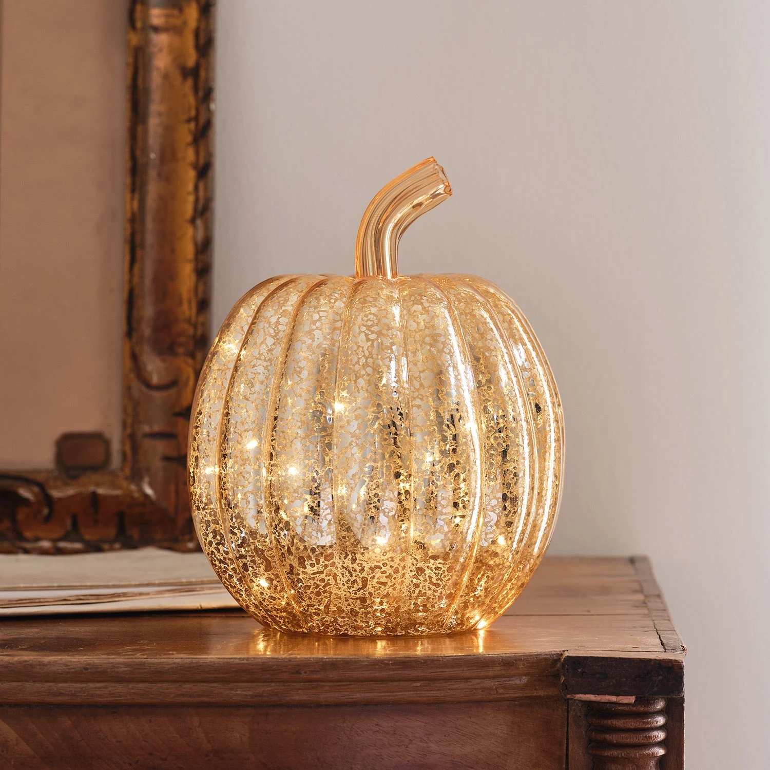 Citrouille Lumineuse En Verre à La Patine Dorée 1 Citrouille Lumineuse En Verre à La Patine Dorée