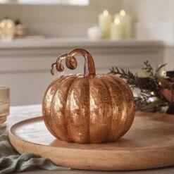 Citrouille Lumineuse Ambrée à Tige En Spirale -Boutique De Noël LL21067 citrouille lumineuse ambree a tige en spirale posee dans la cuisine