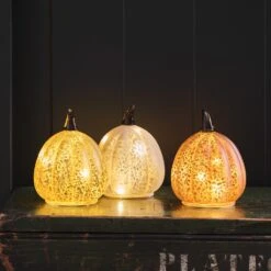 Lot De 3 Citrouilles Lumineuses En Verre à La Patine Blanche -Boutique De Noël LL24029 lot de 3 citrouilles lumineuses en verre a la patine blanche 1