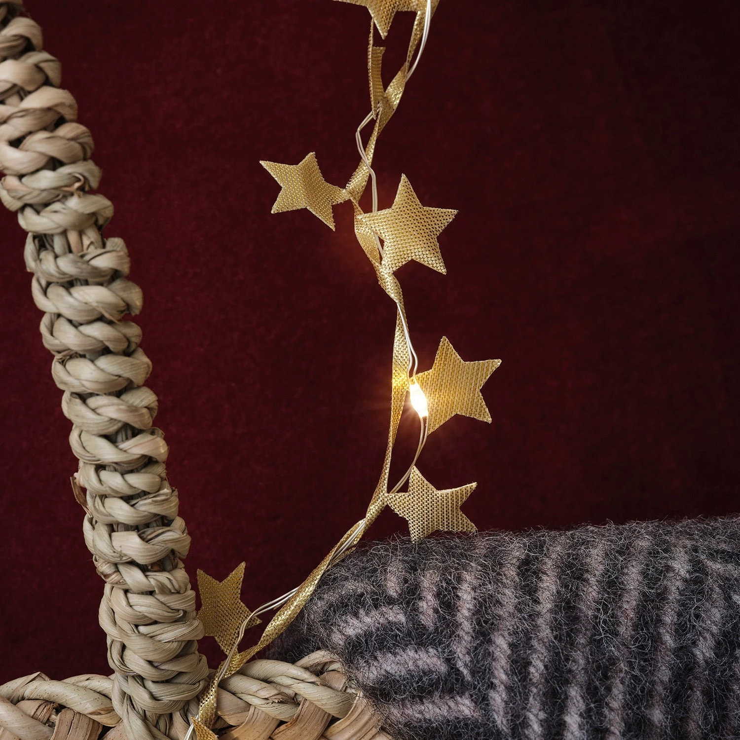 Guirlande Micro LED à 40 Étoiles En Tissu Doré 2 Guirlande Micro LED à 40 Étoiles En Tissu Doré – Image 2