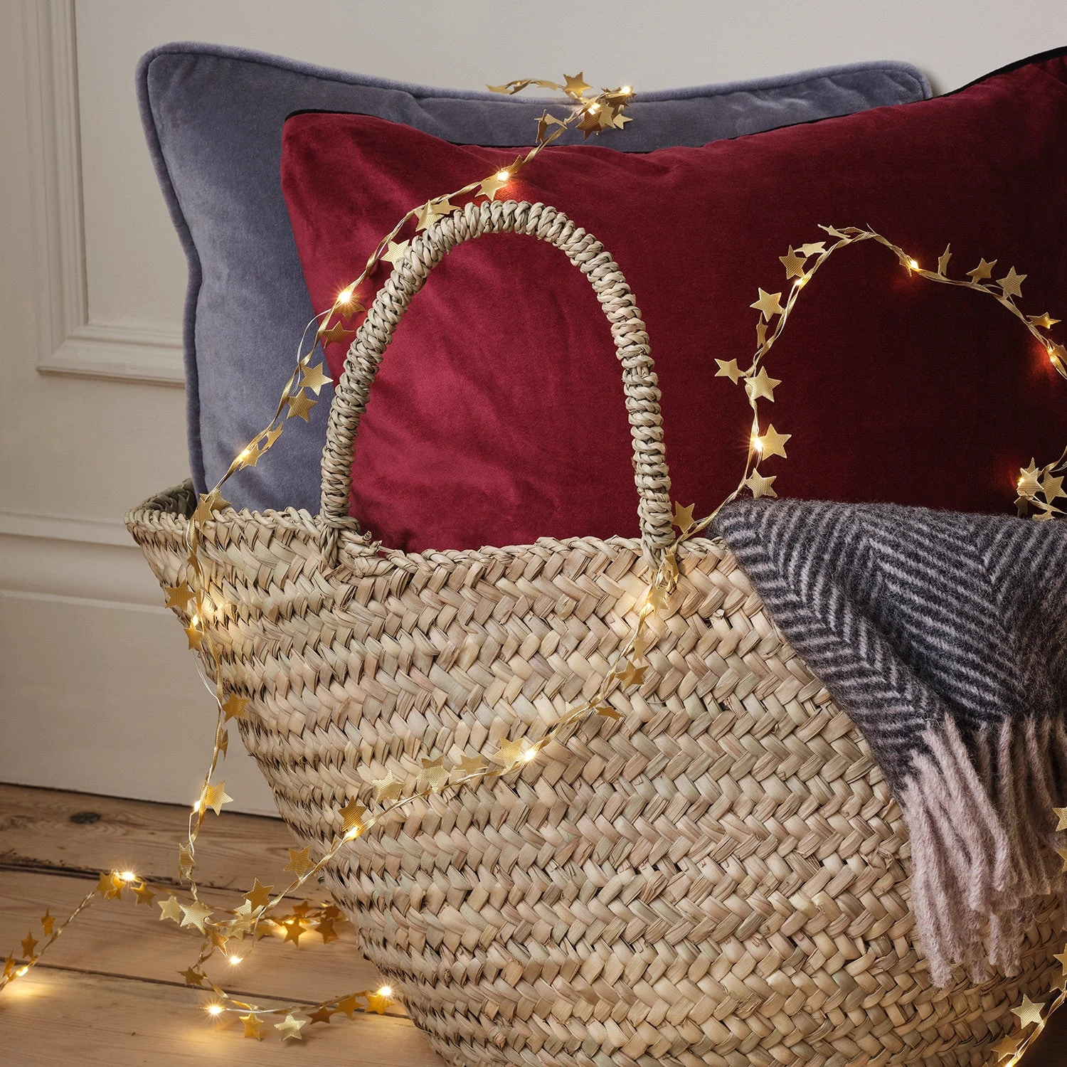 Guirlande Micro LED à 40 Étoiles En Tissu Doré 5 Guirlande Micro LED à 40 Étoiles En Tissu Doré – Image 5