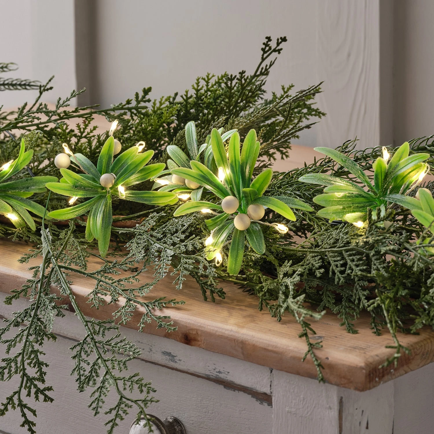 Guirlande Lumineuse à 8 Petits Bouquets De Gui Artificiel 2 Guirlande Lumineuse à 8 Petits Bouquets De Gui Artificiel – Image 2