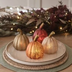 Lot De 4 Citrouilles Lumineuses En Verre à La Patine Blanche 8 Lot De 4 Citrouilles Lumineuses En Verre à La Patine Blanche -Boutique De Noël LL25007 lot de 4 citrouilles lumineuses en verre a la patine blanche 3 1