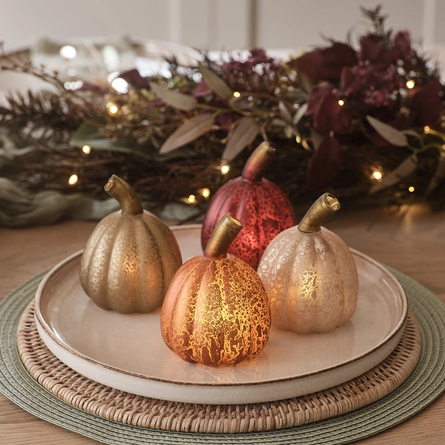 Lot De 4 Citrouilles Lumineuses En Verre à La Patine Blanche 3 Lot De 4 Citrouilles Lumineuses En Verre à La Patine Blanche – Image 3