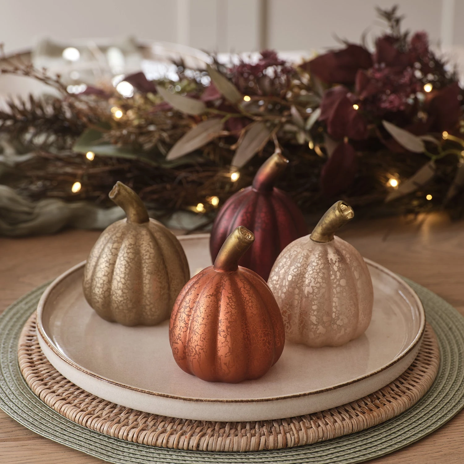 Lot De 4 Citrouilles Lumineuses En Verre à La Patine Blanche 4 Lot De 4 Citrouilles Lumineuses En Verre à La Patine Blanche – Image 4