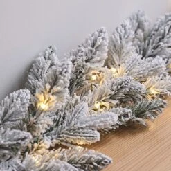 Lot Couronne & Guirlande De Noël Enneigées à LED Blanc Chaud 7 Lot Couronne & Guirlande De Noël Enneigées à LED Blanc Chaud -Boutique De Noël LL25010 guirlande enneigee pour l interieur
