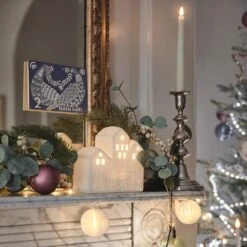 Maison Lumineuse En Céramique 7 Maison Lumineuse En Céramique -Boutique De Noël LL25014 maison lumineuse en ceramique sur une cheminee