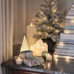 Maison Lumineuse En Céramique 6 Maison Lumineuse En Céramique -Boutique De Noël LL25014 maison lumineuse en ceramique sur une commode