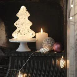 Guirlande Lumineuse 10 LED Pommes De Pin En Verre -Boutique De Noël LL25015 guirlande lumineuse pomme de pin a cote d un sapin en verre