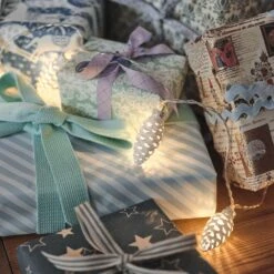 Guirlande Lumineuse 10 LED Pommes De Pin En Verre -Boutique De Noël LL25015 guirlande lumineuse pomme de pin autour de cadeaux de noel