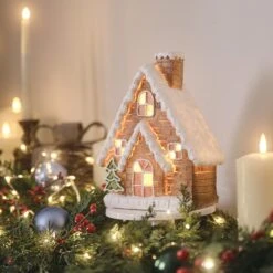 Maison Lumineuse En Pain D’Épices -Boutique De Noël LL25018 maison lumineuse en pain depice allumee sur une cheminee