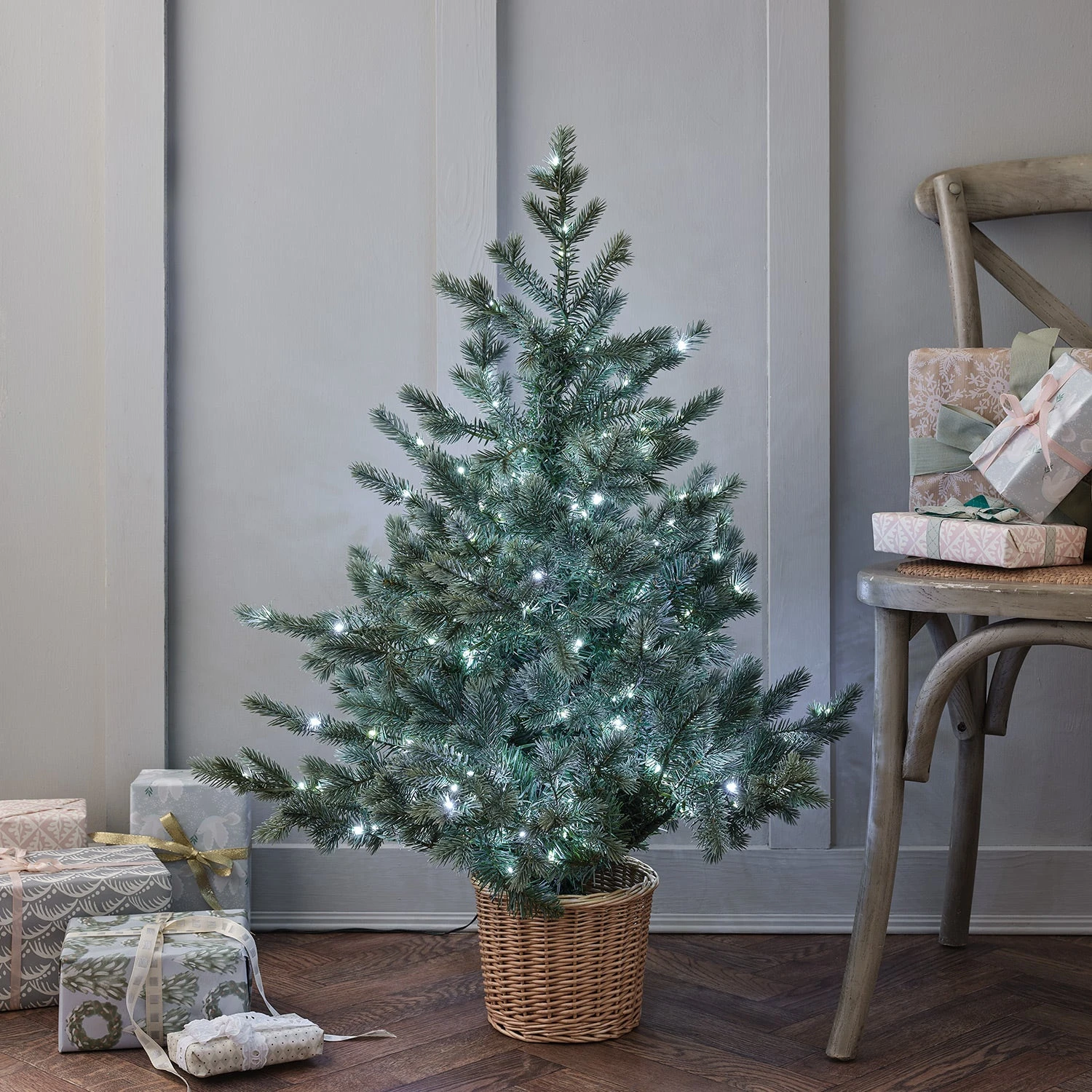 Sapin De Noël De 90 Cm à LED Bicolores Dans Un Pot En Rotin 5 Sapin De Noël De 90 Cm à LED Bicolores Dans Un Pot En Rotin – Image 5