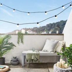 Guirlande Guinguette Pro Connect15m 30 LED Blanc Chaud Câble Noir Raccordable 6 Guirlande Guinguette Pro Connect15m 30 LED Blanc Chaud Câble Noir Raccordable -Boutique De Noël PR10 2YWB guirlande guinguette pro connect blanc chaud cable noir sur balcon avec fontaine et bougies