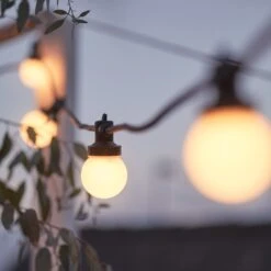 Guirlande Guinguette Pro Connect IP67, 10m 20 LED Blanc Chaud Câble Noir Raccordable -Boutique De Noël PR10 2YWB guirlande guinguette pro connect blanc chaud cable noir winter ip67 6 2